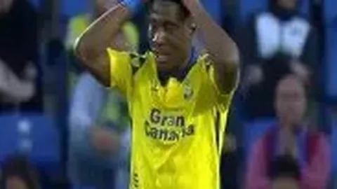 《激情对决！王刚巧妙断球引发群殴，曹永竞红牌落幕，赛场风云再起》