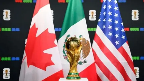 木兰足球训练抬头观察技艺出众，表现颇佳。