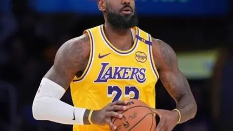 上海男篮斩获俱乐部杯冠军，王哲林送出13分8篮板，布莱德索狂揽31分